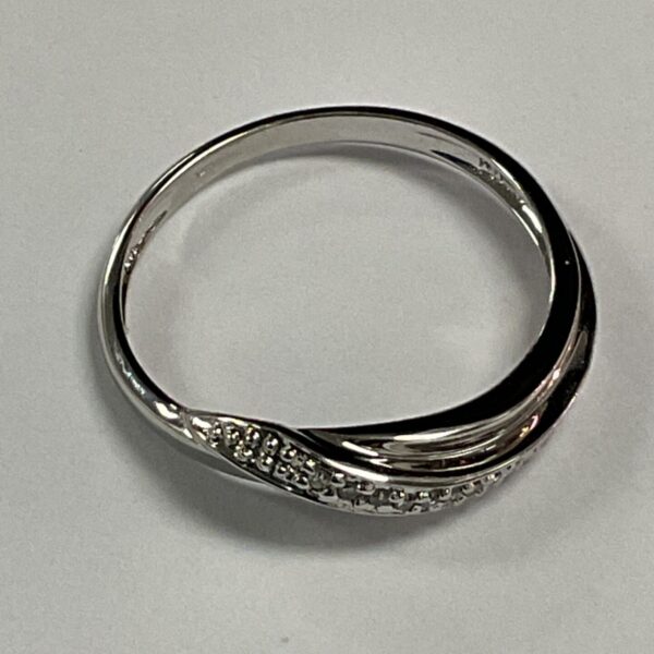 9ct white gold crossover ring with white stones, size M.