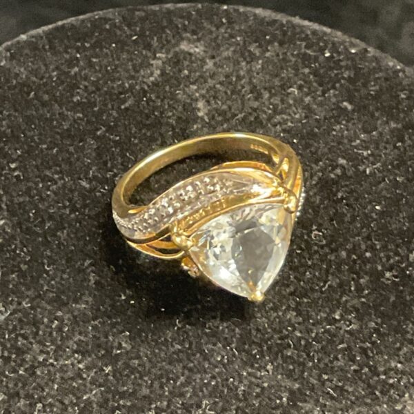 Elegant 18ct gold ring with a sparkling aquamarine and diamond accents.