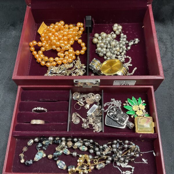 Assorted vintage jewellery lot including necklaces, brooches and earrings.