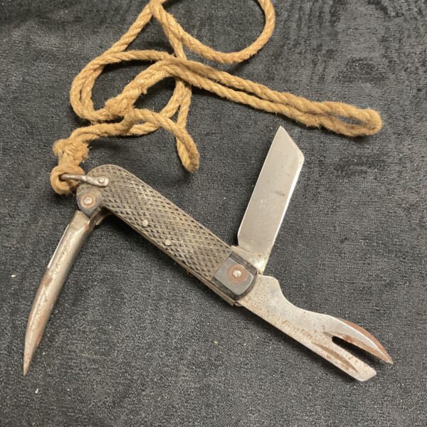 Vintage 1944 British Army jack knife with lanyard.