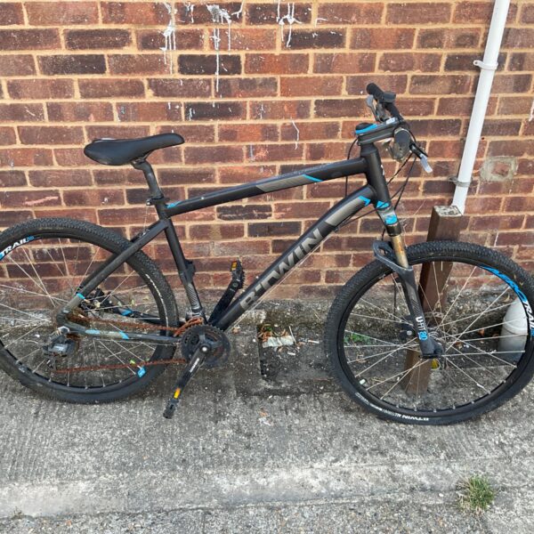 B'TWIN Rockrider 520 mountain bike, side view.