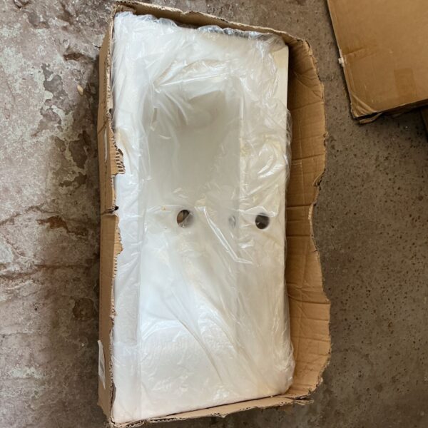 White ceramic basin for bathroom, measuring 83x41cm.