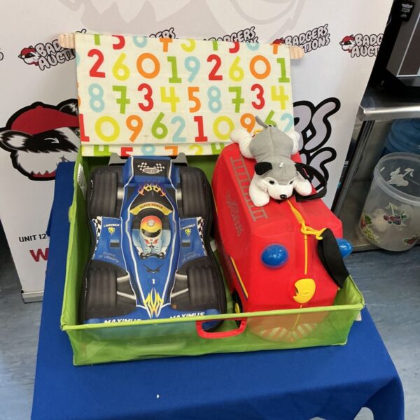 Children’s suitcase set featuring a Trunki and F1 design.