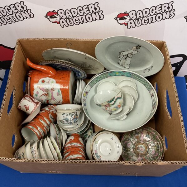 Mixed lot of vintage Chinese and Japanese porcelain teacups and bowls.