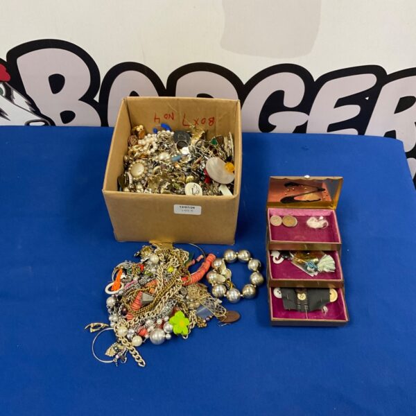 Mixed lot of vintage and costume jewellery with necklaces and brooches.