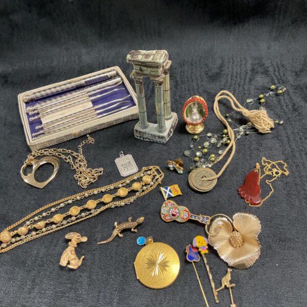 Tray of vintage costume jewellery including necklaces and brooches.
