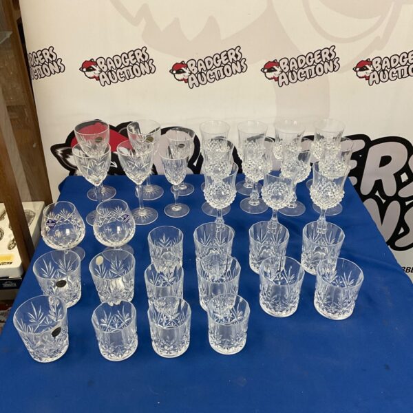 Assorted crystal glasses including Edinburgh Crystal, beautifully displayed.