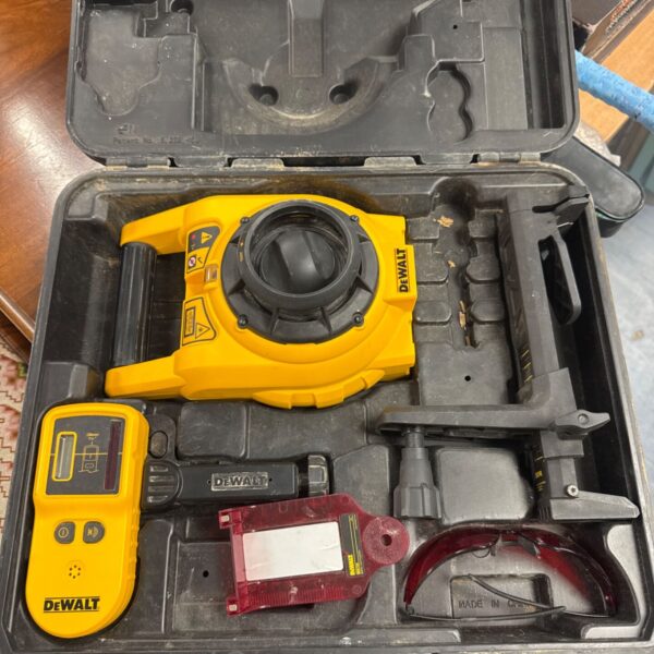 Dewalt DW074 laser level set in open carrying case.