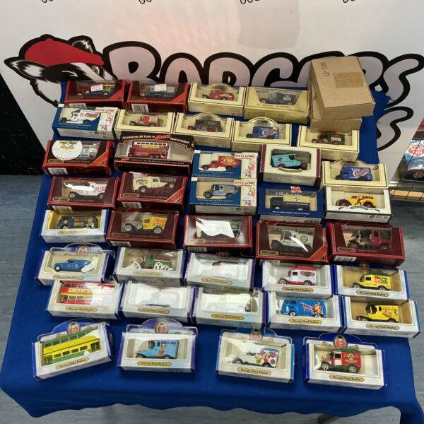 Large lot of assorted diecast model vehicles including Matchbox and Lledo.
