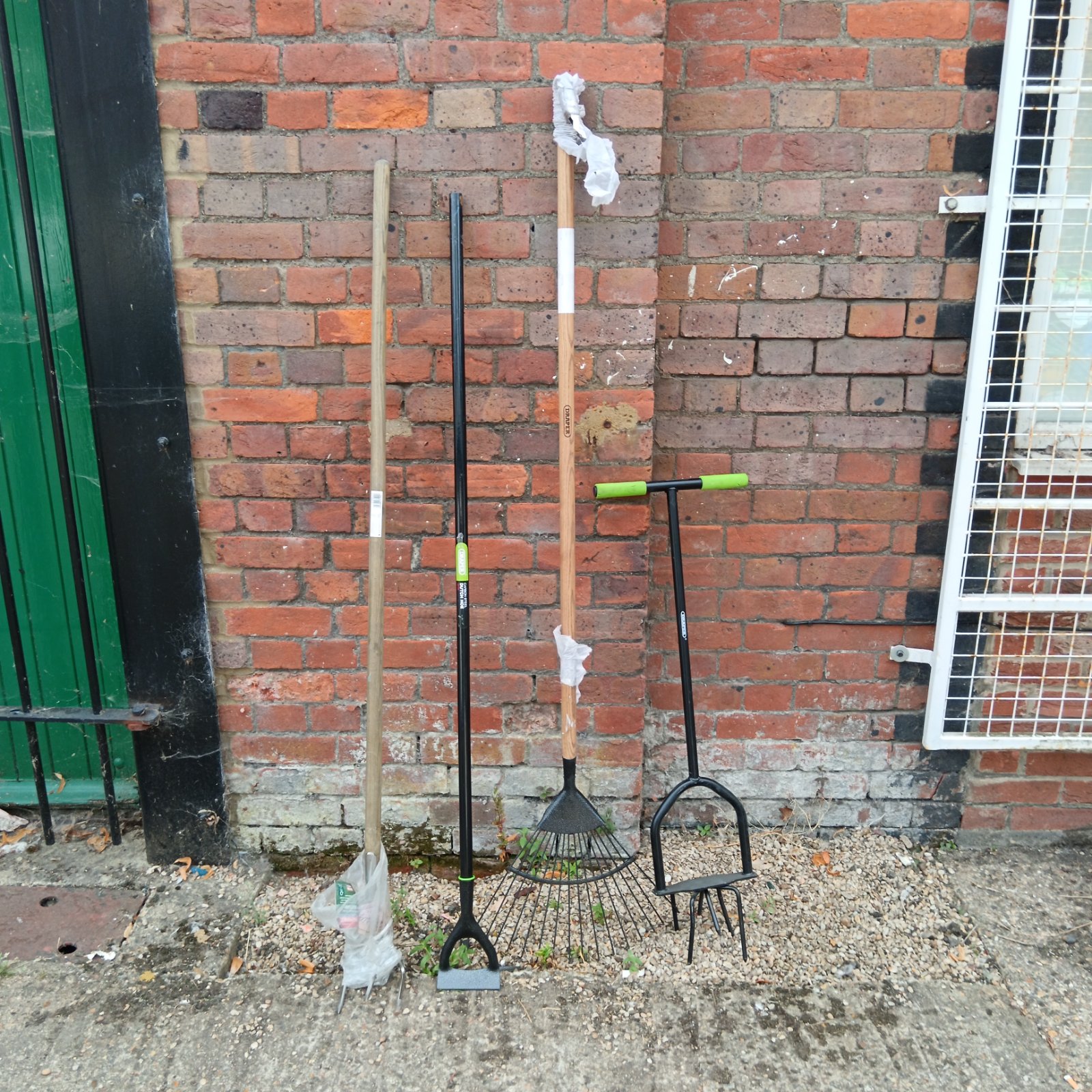 Draper garden tools bundle including a Dutch hoe, rake and cultivator.