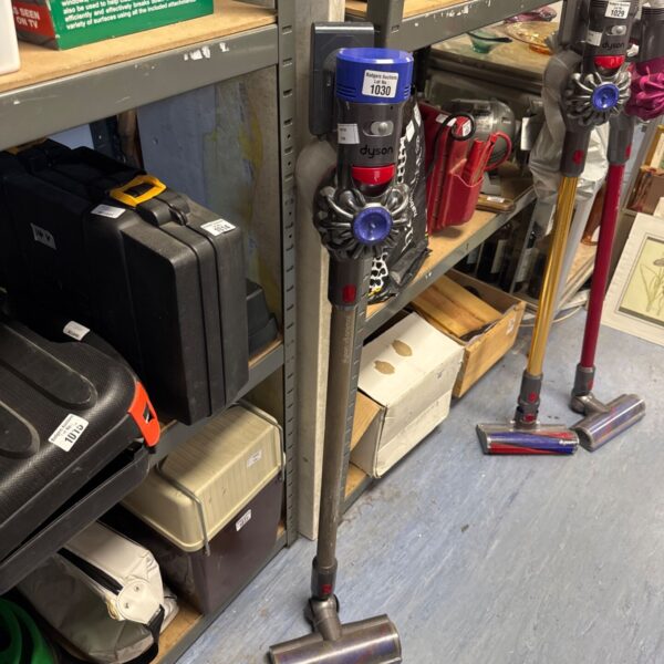 Dyson V8 Animal cordless hoover body, powers on, for repair.