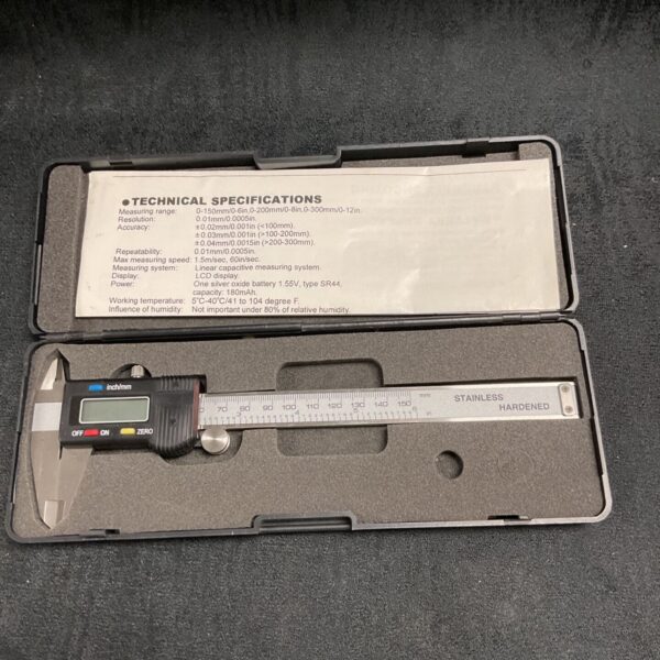 Electronic digital vernier caliper showing scale and LCD display.