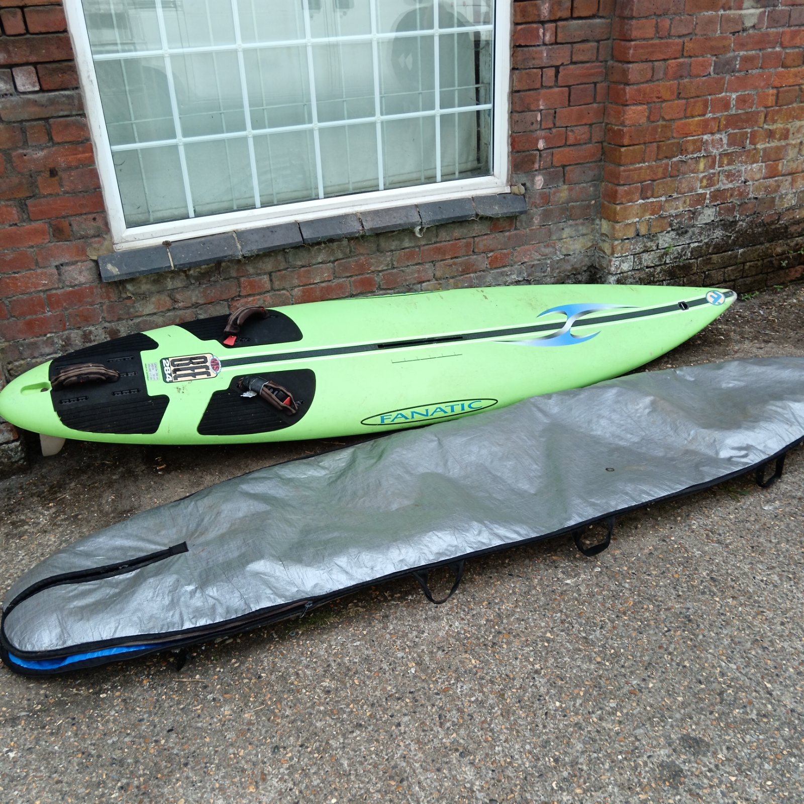 Fanatic Bee 284cm windsurf board in used condition.