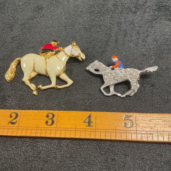 Gold tone horse racing brooch with jockey detail.