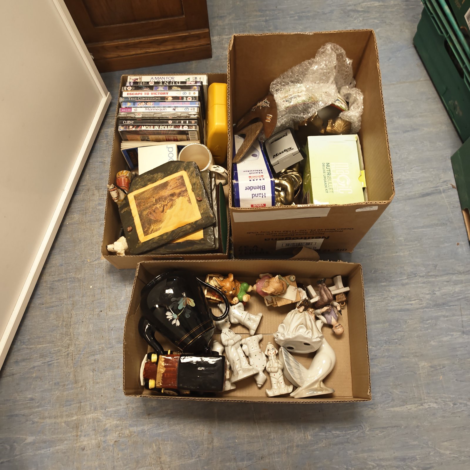 House clearance lot with Pendelfin rabbits and other collectibles.