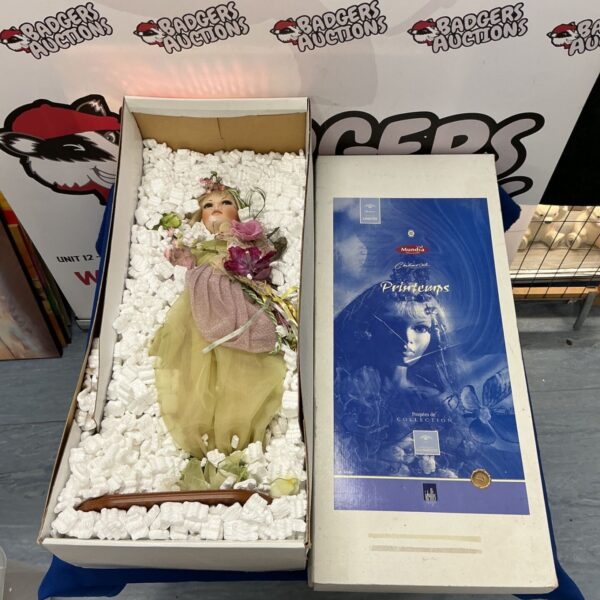 Idyllis Mundia Christine et Cecile Printemps porcelain doll in presented condition.