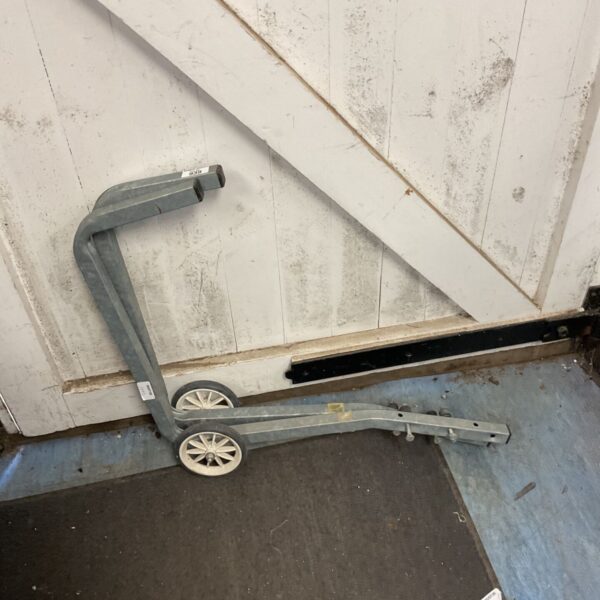 Galvanised ladder feet with wheels for added stability.