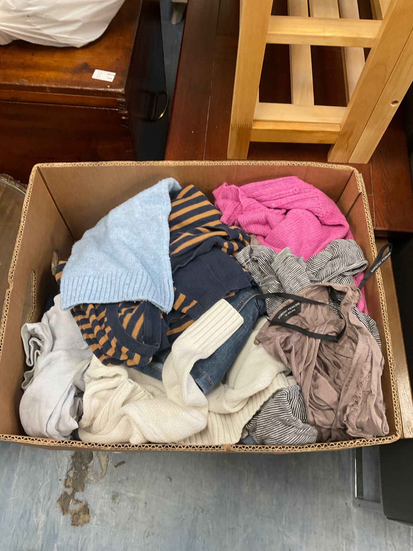 527 Box of ladies clothing inc jumpers