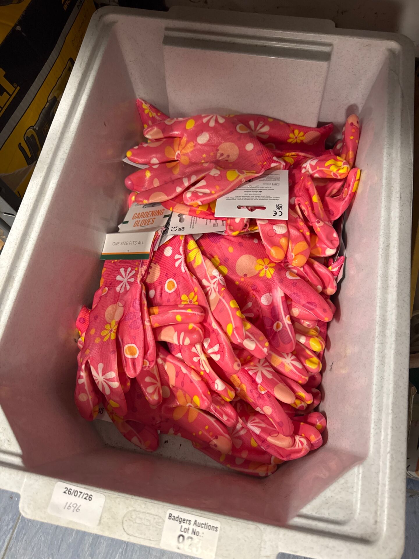 923 Quantity of new pairs of ladies gardening gloves