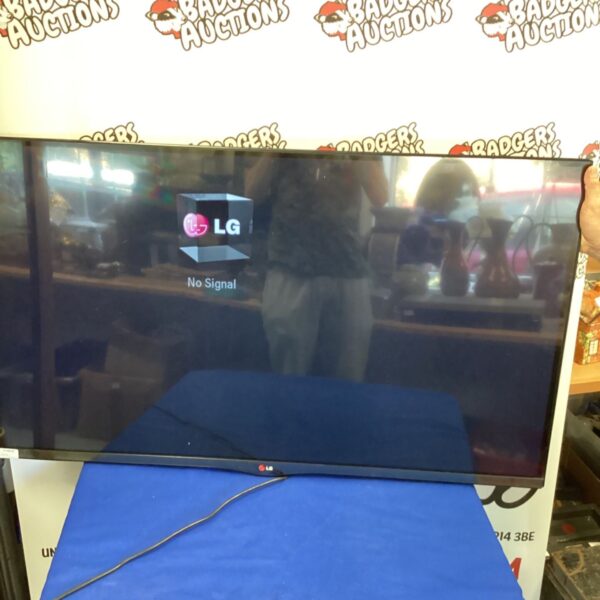 LG 47 inch flatscreen TV model 47LA660V for auction.