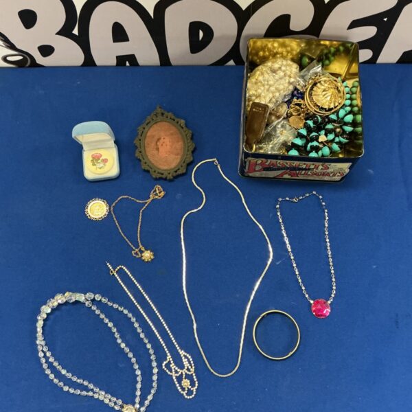Tin of assorted costume jewellery