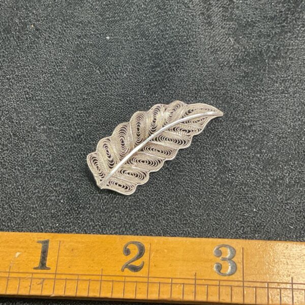 Ladies silver filligree leaf pattern brooch marked 925s on hinge 3.4g