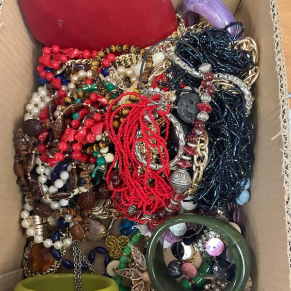 Box mixed costume jewellery