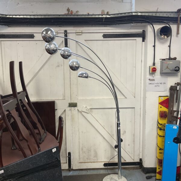 Multi-arm arc floor lamp