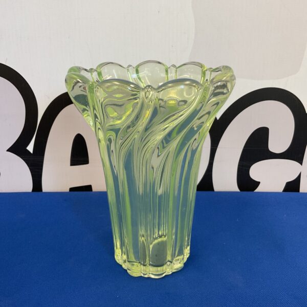 Luminous green art glass 20cm vase