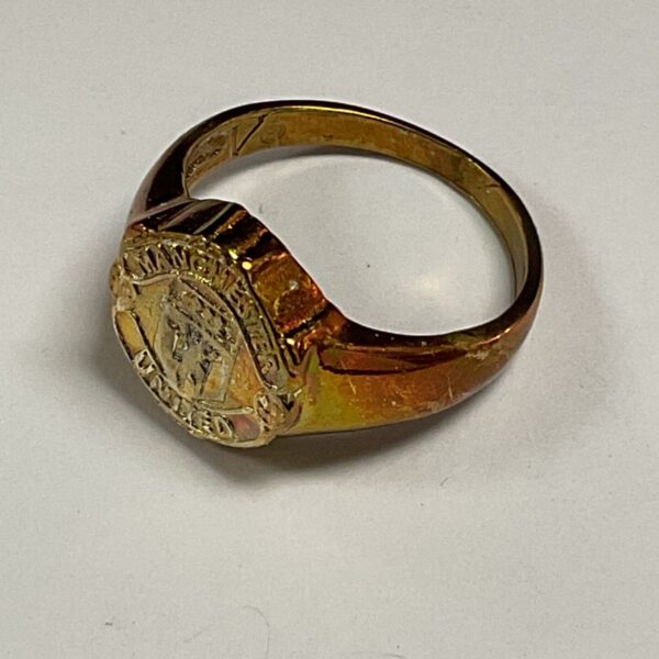Vintage Manchester United CIGNA ring, size V, detailed view.