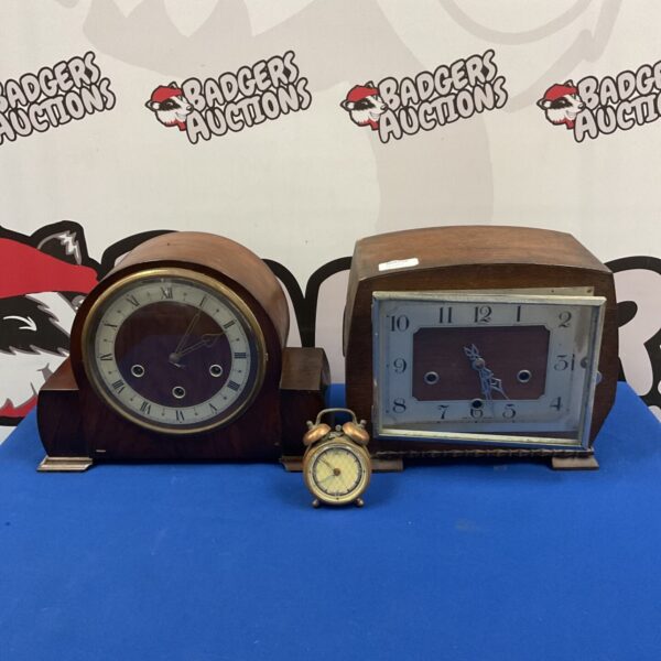 Vintage mid-century mantle clock with wooden case and clear dial.