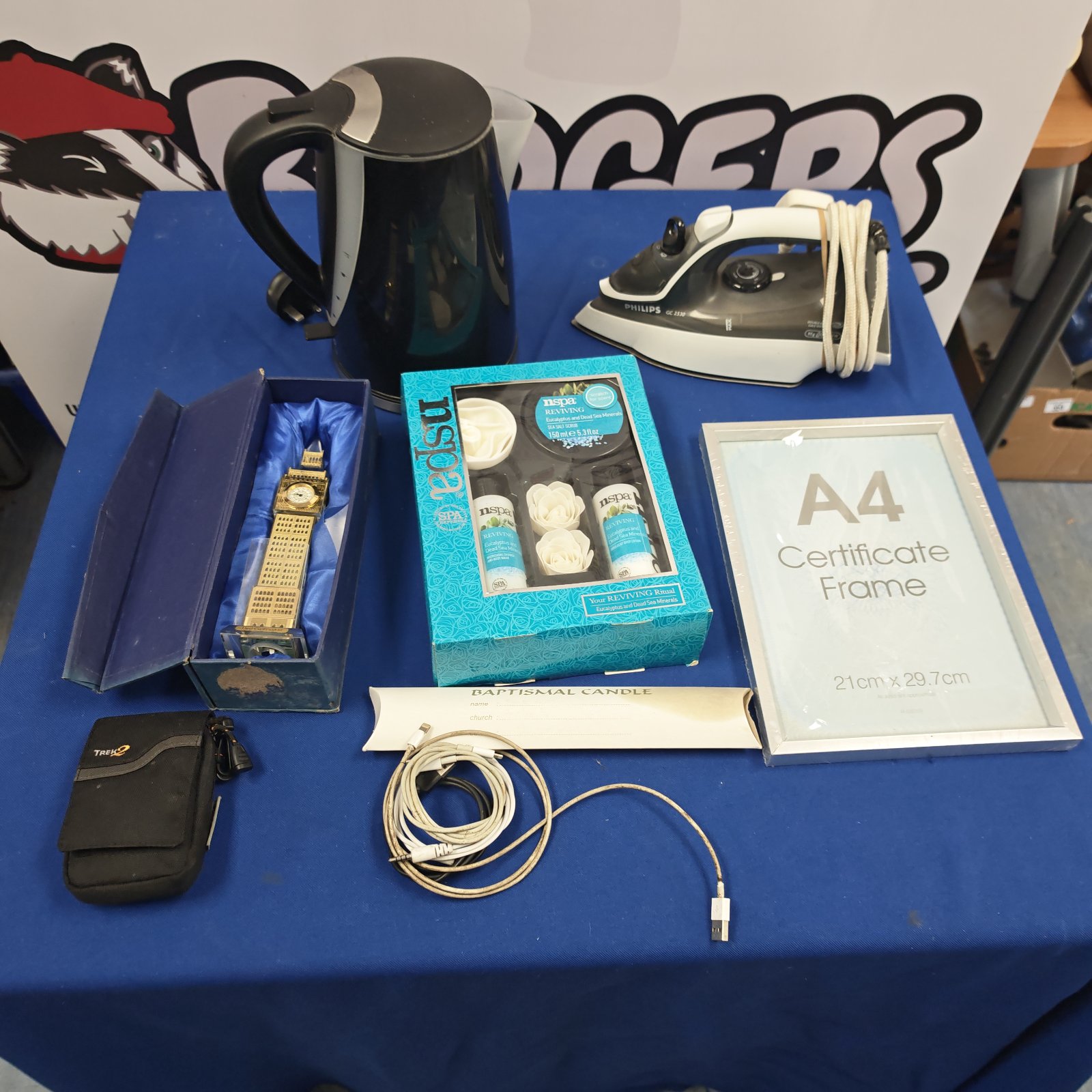 Mixed appliance lot featuring a Philips iron and Russell Hobbs kettle.