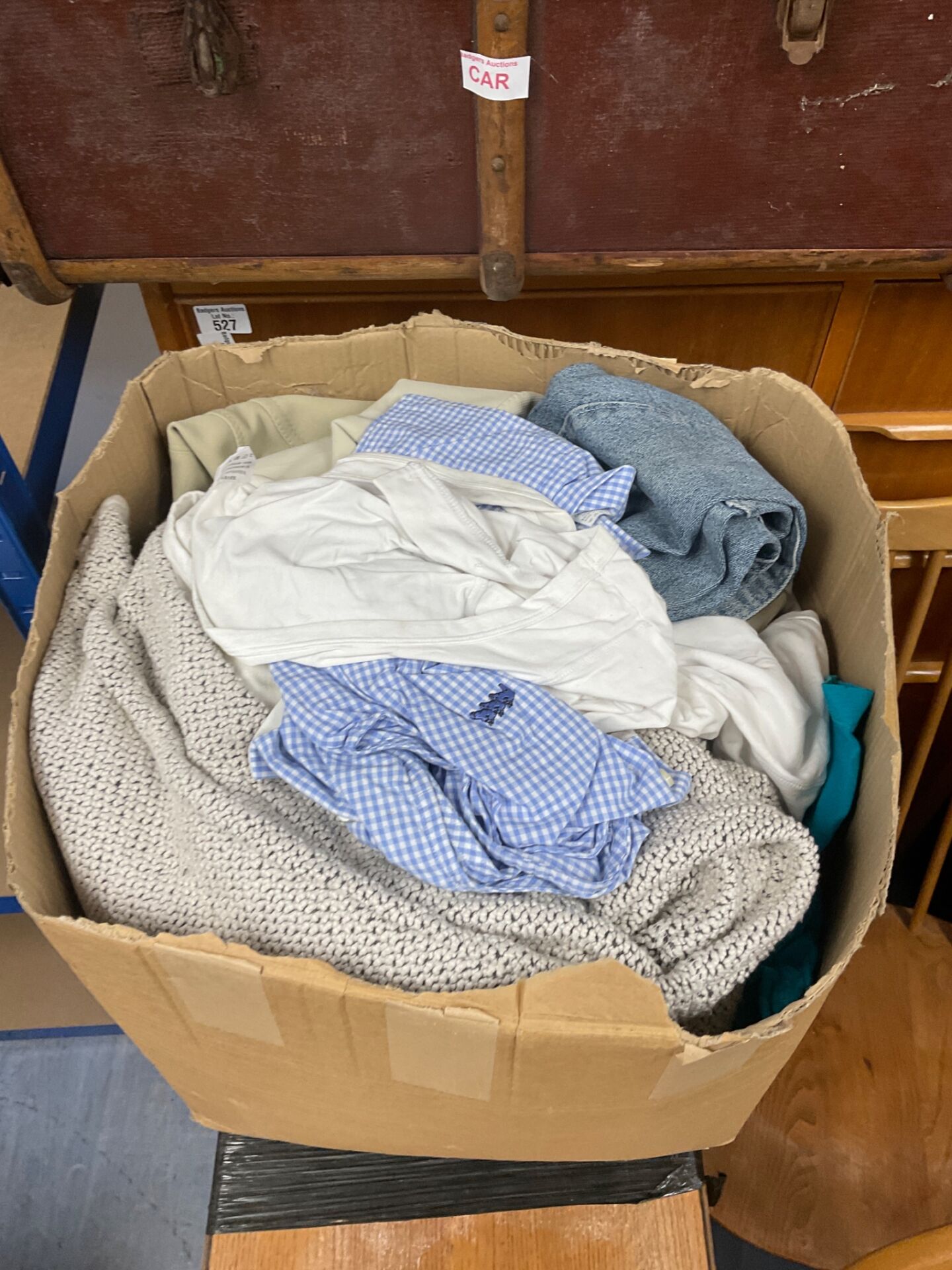 528 Box of mixed clothing