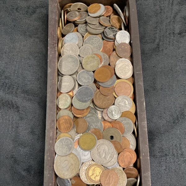 Tray of mixed vintage and world coins for collectors.