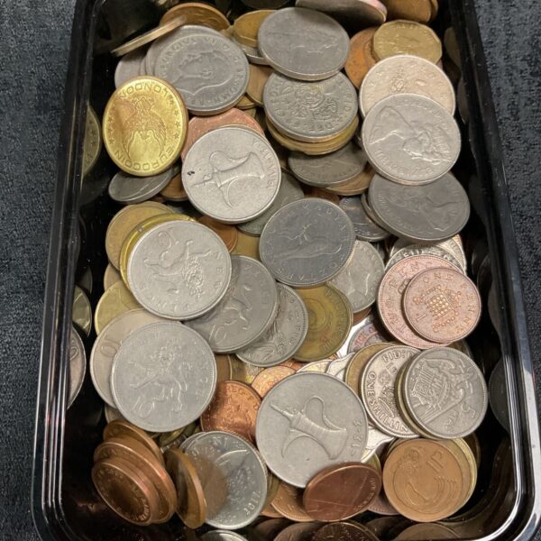 Mixed lot of British coins in a plastic tub.