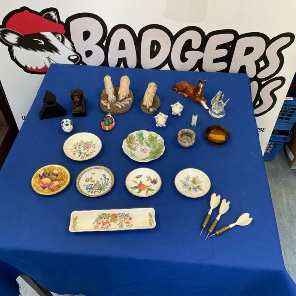 Mixed lot of vintage collectibles including Aynsley plates and Arden pigs.