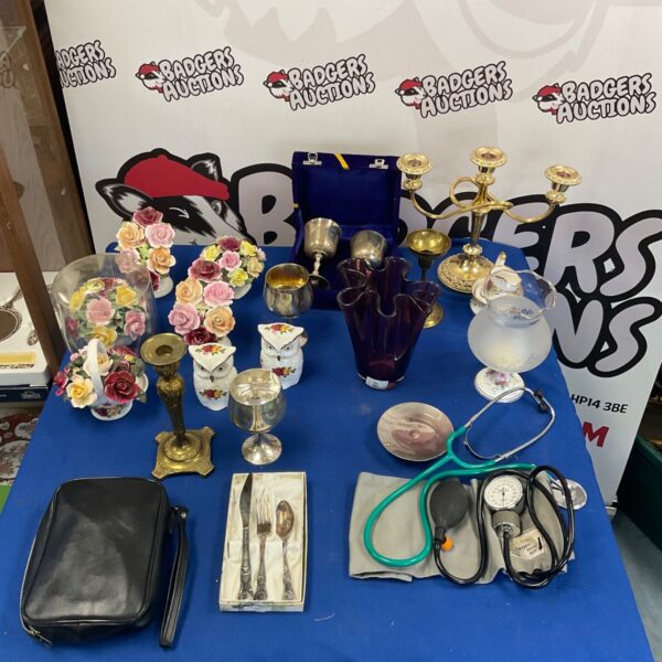 Tray of mixed vintage collectibles including a blood pressure kit.