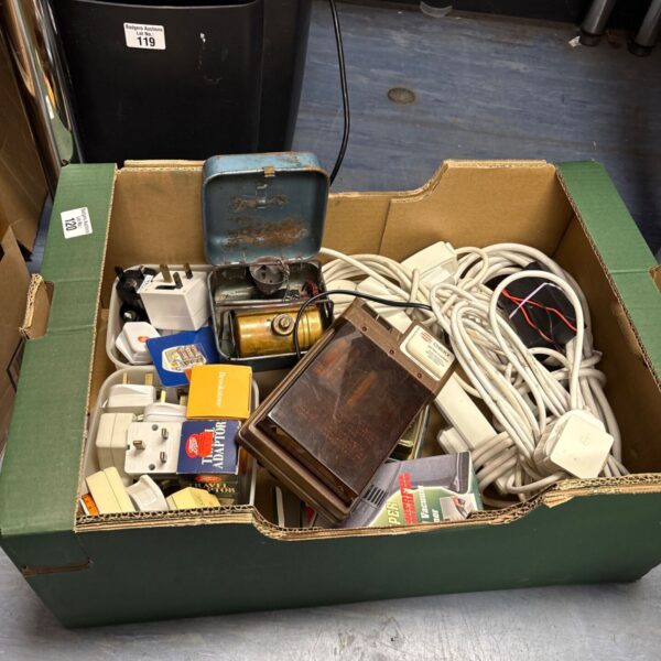 Mixed electrical lot with vintage plugs and adaptors.