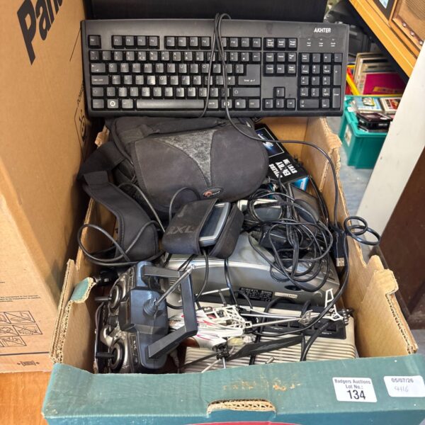 Mixed electrical lot with keyboard, radios and satnavs.