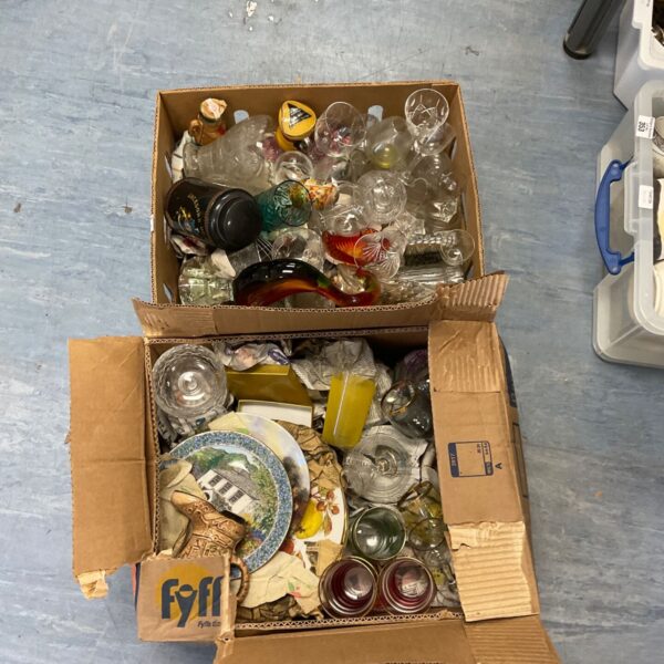 Mixed lot of vintage glassware and china for collectors.