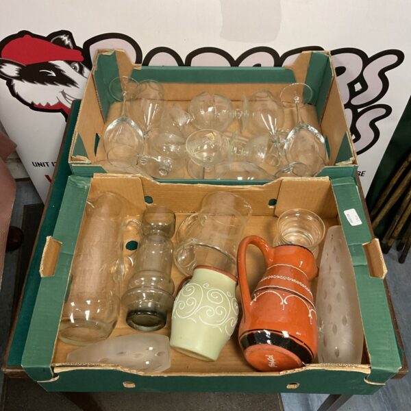 Mixed lot of vintage glassware and Denby jugs for collectors.