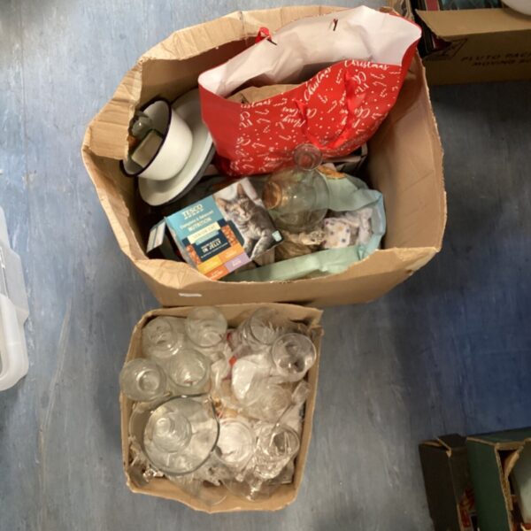 Mixed glassware lot including drinking glasses and an enamelled bowl.