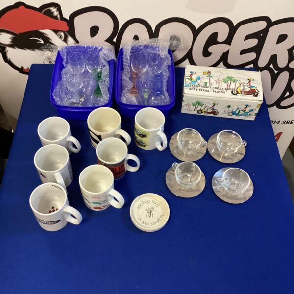 Tray of mixed glassware including car mugs and assorted glasses.