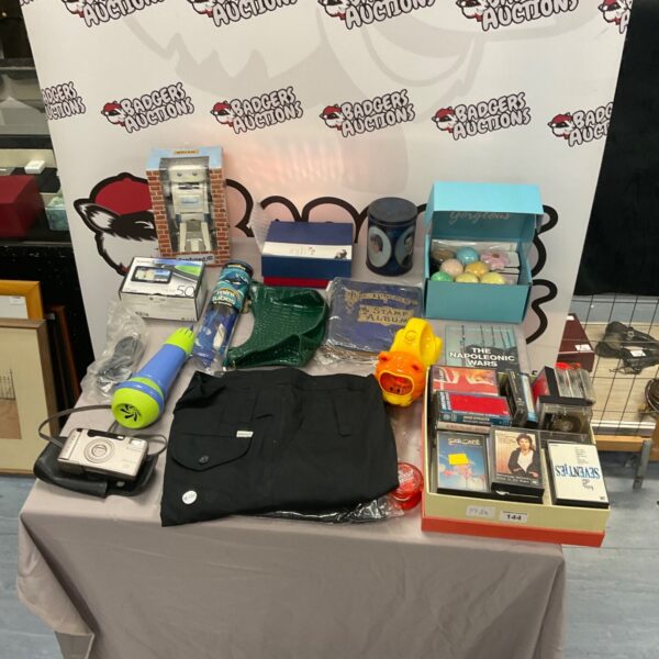 Mixed lot assortment including a Garmin satnav and bath bombs.