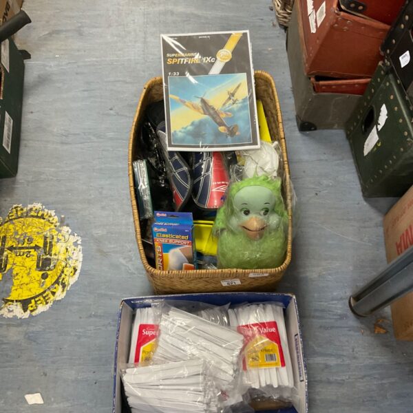 Mixed lot featuring vintage Spitfire magazine and disposable cutlery.