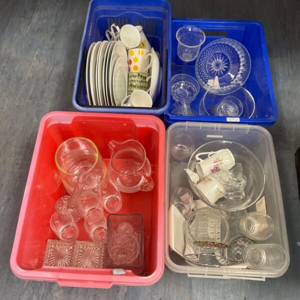 Mixed lot of vintage porcelain and glassware for collectors.