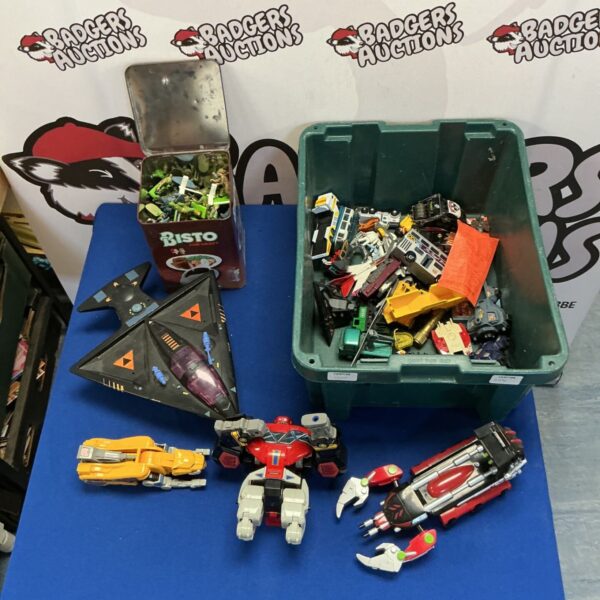 Mixed toy lot including Power Rangers and Britains soldiers.