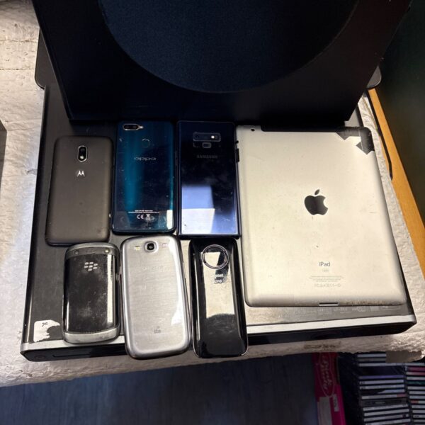 Mobile phone lot including Samsung, Oppo, Blackberry and Apple iPad.