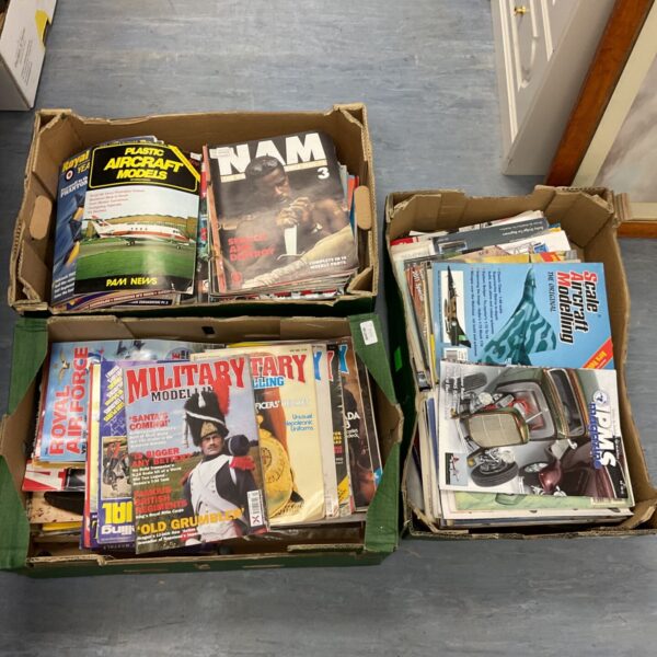 Lot of vintage model making magazines for aviation enthusiasts.