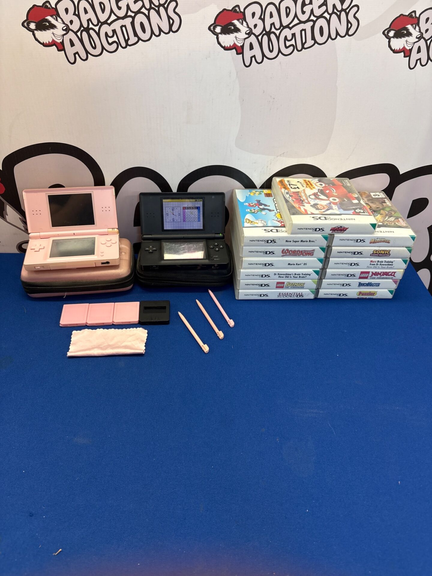 082 Two Nintendo DS Consoles With Games